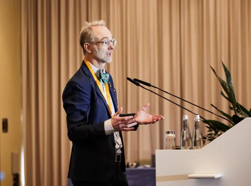Photo of Professor Jonas F. Ludvigsson while giving a lecture