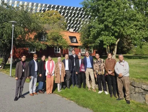 Group of people standing in front of Aula Medica at KI campus Solna.