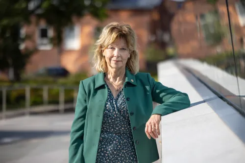 Business dressed woman outside