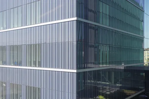 Close-up on Biomedicum&#039;s glas facade.