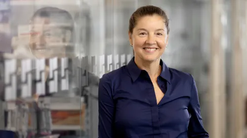 Portrait of Kirsty Spalding in a lab enviroment.