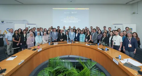 Group picture of the delegates in the commission