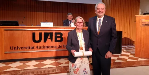 Ingrid Lundberg and Rector Javier Lafuente at the podium after the honorary title has been awarded.