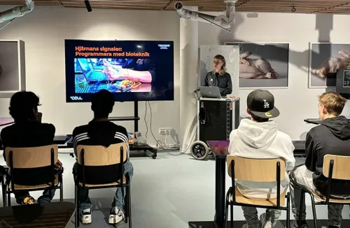 Lisa Wilén demonstrates an experiment and shows a film to the students.