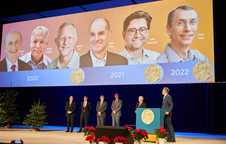 After the lecture, the past years&#039; Nobel Prize laureates were celebrated on stage.