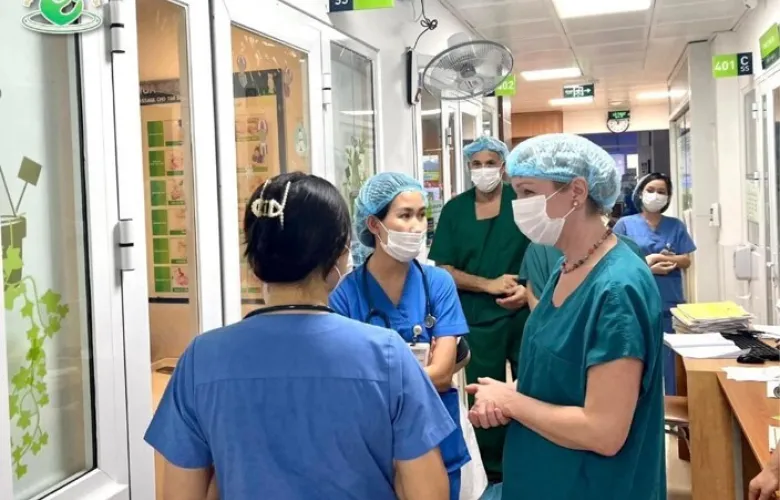 Docotros in clinical hospital clothes discuss in a hallway in the hospital