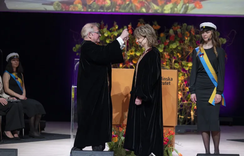 Annika Östman Wernerson receives the president&#039;s chain from Ole Petter Ottersen.