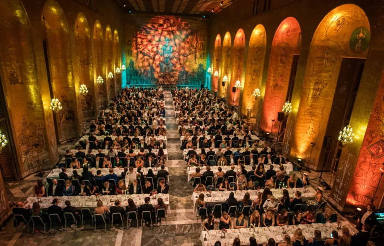 Overview of the Golden Hall during the banquet. The guests sit at the table and await dinner.